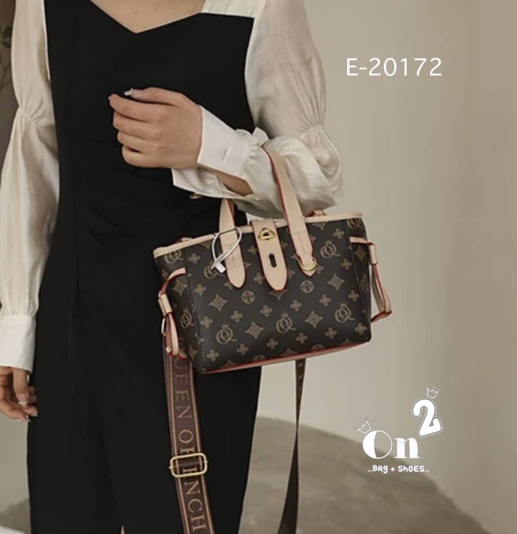 กระเป๋าสะพายแฟชั่นทรง tote งานสไตล์แบรนด์ ตัวล็อกด้านหน้าปรับระดับได้ มีสายสะพายยาวให้สามารถถอดออกถือได้ค่ะ