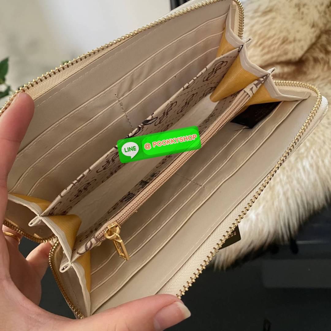 Guess Long Wallet กระเป๋าสตางค์ใบยาวซิปรอบหนังนิ่ม ด้านหน้าโดดเด่นด้วยกุญแจชื่อแบรนด์ รุ่นนี้มีสายคล้องมือมาให้ เพื่อใช้งานง่ายและสะดวกมากยิ่งขึ้น ด้านในมีช่องใส่ธนบัตร ช่องใส่บัตร และช่องซิปใส่เหรียญค่ะ