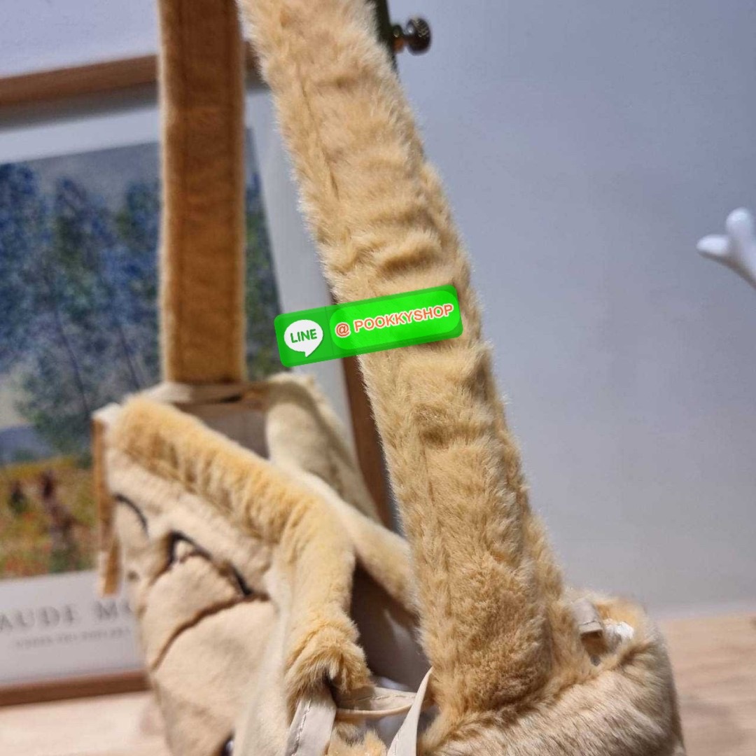 Gentlewoman x Butterbear fluffy dumpling bag 🔆 Details กระเป๋าที่มัมหมีต้องไม่ปล่อยผ่าน น้องหมีเนยน่ารักไม่ไหว และมาในรูปแบบกระเป๋า dumpling สุดฮิต บอกเลยว่าเหมาะกับคริสต์มาสที่จะถึงนี้มาก ดีไซน์น้องหมีเนยโดดเด่น ปากกระเป๋าสามารถรูดเก็บทรงได้ และม