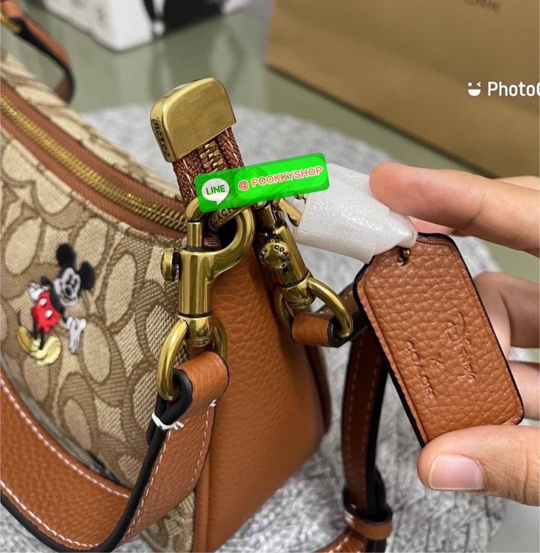 COACH CM859 Disney X Coach Teri Shoulder Bag With Mickey Mouse (mouse)✨ Coach CM859-กระเป๋าขนาดที่น่ารักจนใจบาง 🌸✨ หนังเรียบ ชัด เพิ่มความหวานแบบมีพลัง ใช้งานง่าย หิ้วก็ได้ สะพายก็สวย สลับสายได้ 2 แบบในใบเดียว น้ำหนักเบา ฟังก์ชันครบ