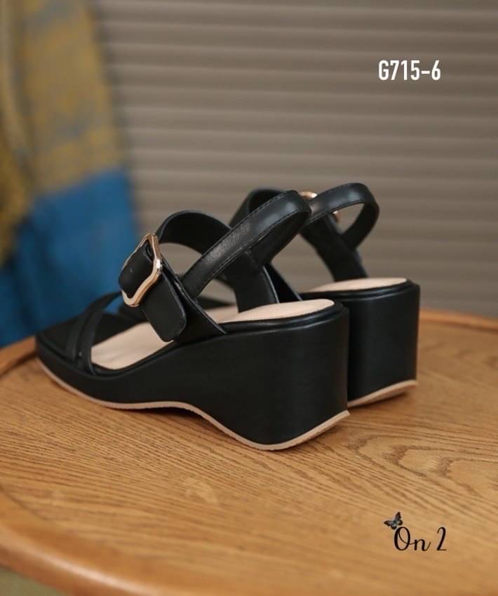 รองเท้าส้นเตารีดความสูงกำลังดี ใส่สบายไม่ปวดไม่เหมื่อยเท้า มาพร้อมดีไซน์เรียบเก๋ สวมหน้ารัดข้อเท้าโทนสีเข้ากับชุดง่าย ได้ทุกชุด งานสไตล์แบรนด์ดีไซน์น้อยแต่มากค่ะพร้อมส่ง 2 สีค่ะ