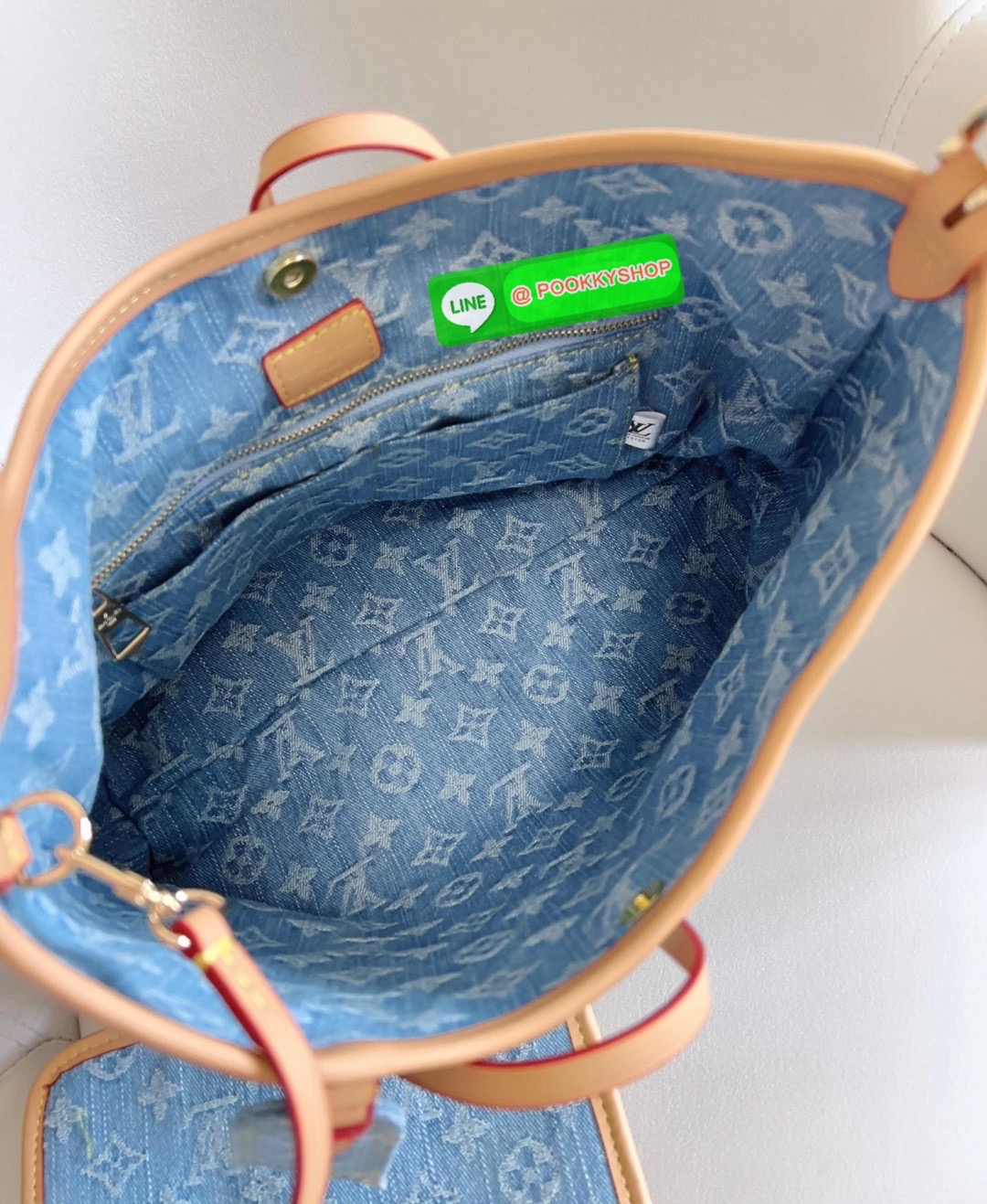 NEW ARRIVAL! ไม่ต้องตามหาแล้วจ้าา มีมาพร้อมส่งแล้ว ใหม่ล่าสุด LOUIS VUITTON CARRYALL PM DENIM BAG ((vip gift duty free ตปท)) 🔖พร้อมส่ง! สีใหม่คือสวยมากๆ วัสดุเดนิม((ยีนส์)) อย่างดี ทอลายแบรนด์นูนทั้งใบ ตัดขอบหนังแท้ค่ะ