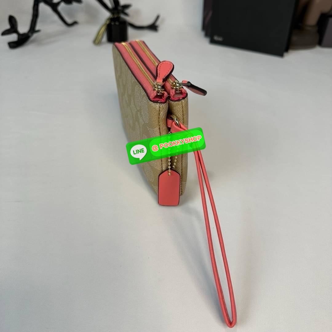 กระเป๋าคล้องมือ COACH 87591 DOUBLE CORNER ZIP WRISTLET IN SIGNATURE CANVAS (COACH 87591 ） กระเป๋าคล้องมือ2เซิปใหญ่ ลายCหนังและ ด้านในเป็นผ้า แบ่งเป็นช่องเล็กๆใส่เหรียญใส่แบงค์ใส่บัตร แล้วแต่จะใส่มีหลายช่อง ใส่โทรศัพท์ได้ทุกรุ่นพร้อมสายคล้องมือ