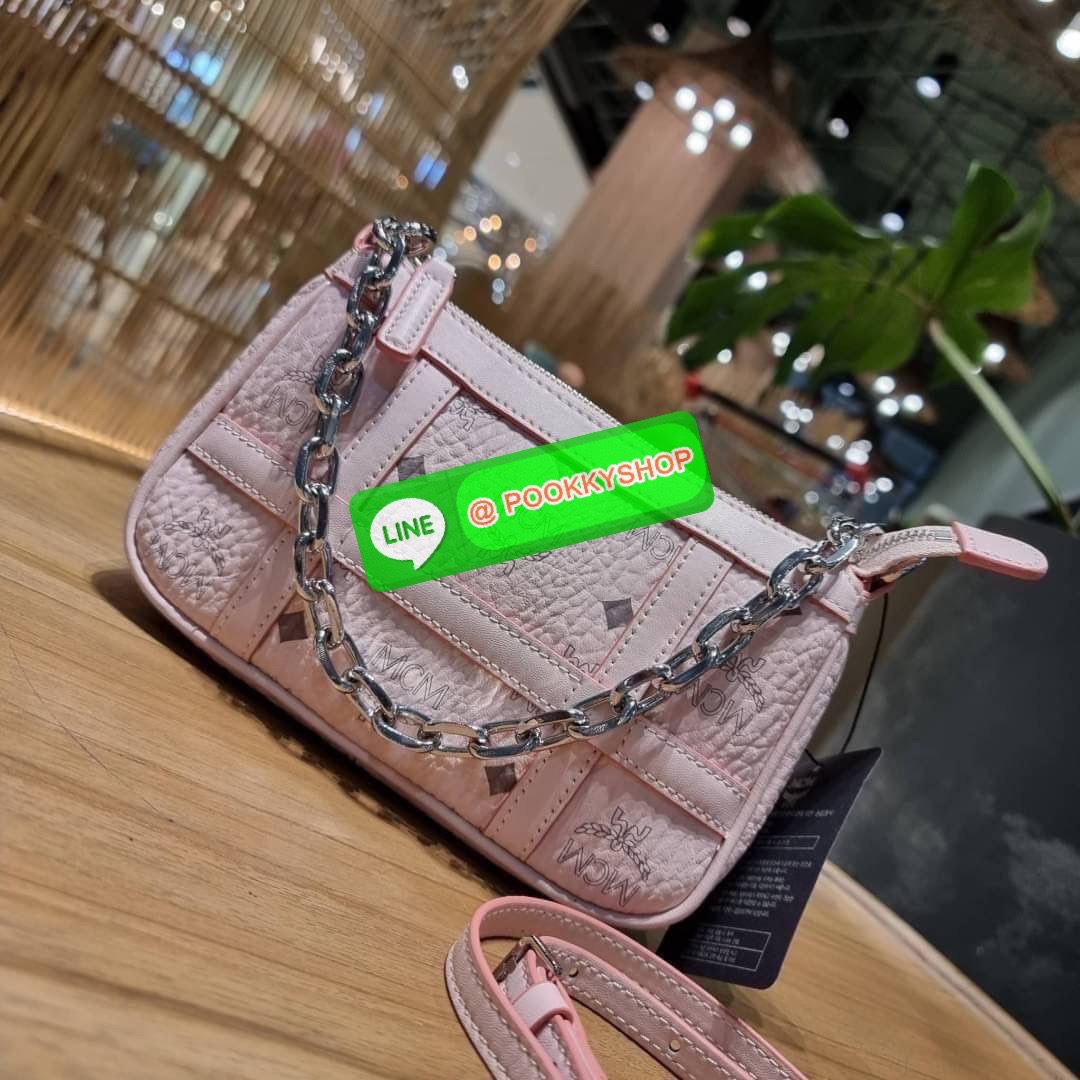 MCM MINI DELMY SHOULDER BAG จัดหนักจัดเต็ม!! ที่สุดของรุ่นที่ฮอตหนักมาก คอลเลคชั่นที่ยอดขายดีตั้งแต่วันแรกที่ลง shop ด้วยรูปทรงที่กะทัดรัด ตอบโจทย์ได้ทุกลุค ทุกไลฟ์สไตล์ ใช้งานได้ง่ายคล่องตัว กระเป๋าสะพายทรงพอช ที่มาพร้อมสายโซ่คล้องด้านหน้า และสายหนังครอส