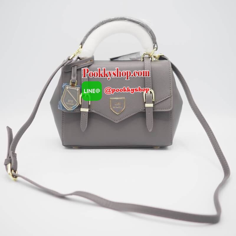 LYN MAXINE XS BAG กระเป๋าถือทรงสวย อยู่ทรงแข็ง ฝากระเป๋าเปิด-ปิดด้วยกระดุมแม่เหล็ก อะไหล่ปั๊มโลโกแบรนด์ ภายในมี 1 ช่องโล่ง ช่องเล็ก 1 ช่องและช่องซิปเล็ก มีหูหิ้วคล้องแขนสะดวก มาพร้อมสายยาวปรับได้ ถอดได้ ใส่ipad mini ได้ จุของได้เยอะ สะพายไปเรียน ทำงาน ดูด