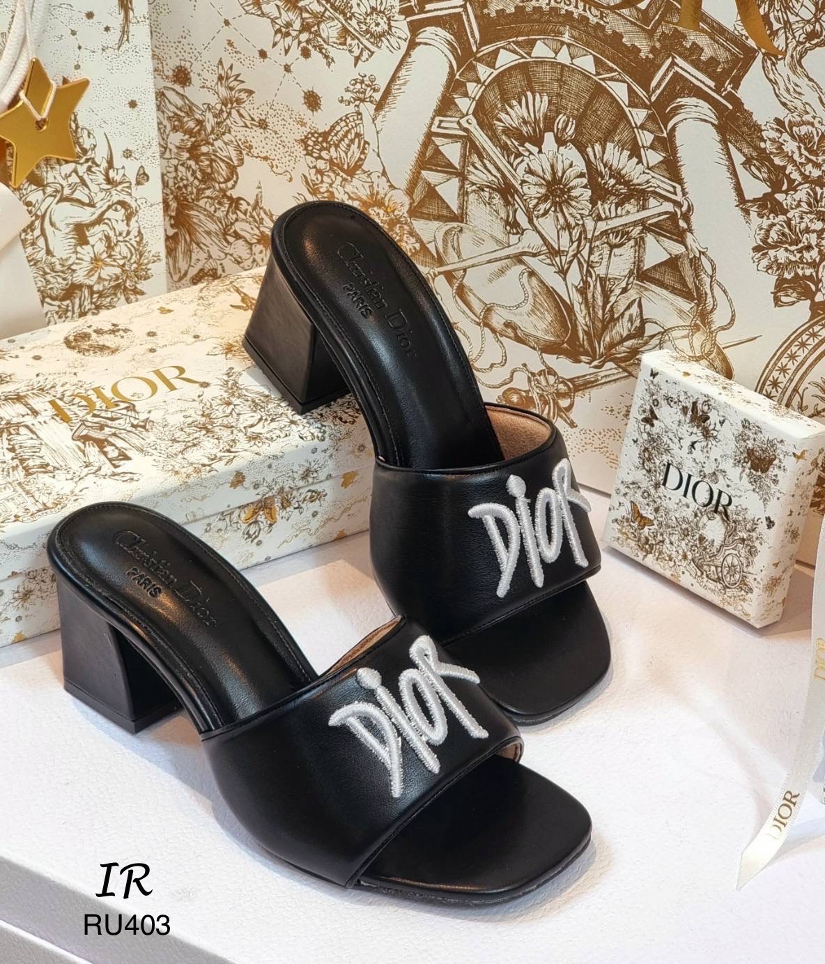 แบบขายดี!!! พร้อมส่ง สิ้นสุดการรอคอย สาวๆที่ถามหารองเท้า Dior เราเป็นเจ้าแรกที่ทำรุ่นนี้ออกมาเลยนะค่า ส้นสูงสวมหนังนิ่มงานปักอักษรด้านในเสริมนวมกำมะหยี่หนานุ่มปั้มแบรนด์ 3 นิ้ว พื้นหนางานดี อย่ารอช้าสั่งเลยน้า