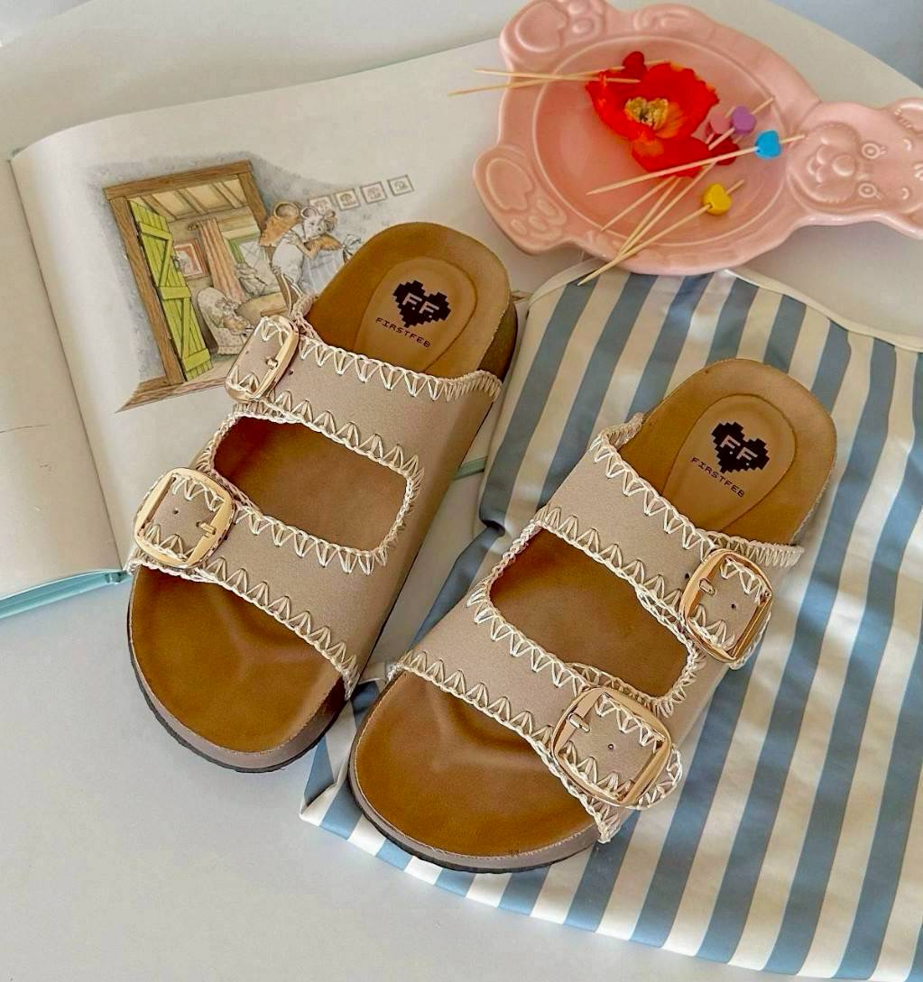 แบบมาใหม่ รองเท้าทรงไบเก้น ส้นหนา 1.5 นิ้ว เย็บตกแต่งลาย งานแฮนด์เมดช่างไทย พื้นเสริมฟองน้ำตรงส้นเท้า ใส่สบาย เข็มขัดปรับระดับเข้าออกได้ เป็นงานส้น PVC แต่งลายไม้ โดนน้ำได้ ไม่เหม็นอับ น้ำหนักเบา