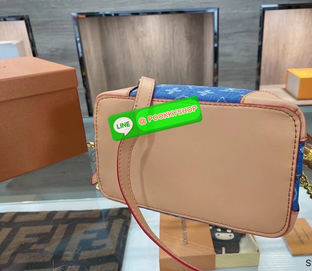 LV Vintage Denim Bag 8” Description: กระเป๋าวินเทจที่ทำจากผ้าเดนิมลวดลายโมโนแกรม ที่จับ ฐาน สายสะพาย กระเป๋าทำจากหนัง Calfskin และตกแต่งด้วยอะไหล่ทอง เปิดปิดด้วยสายคาดด้านหน้า ด้านในบุด้วยผ้า Marigold Alcantara เป็นช่องขนาดใหญ่ มีพื้นที่สำหรับใส่ของใช้จำเ