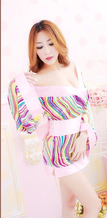 ชุดกิโมโน สไตล์นางรำญี่ปุ่น แนวเกอิชา ลายริ้วสีสดโทนเหลืองส้ม แต่งขอบสีชมพูอ่อนปลายแขนบาน ไตล์เปิดไหล่เซ็กซี่ เย้ายวน+ผ้าคาดพร้อมโบว์สำเร็จ+ G-string เข้าชุดคะ