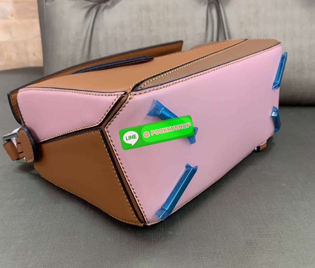 NEW IN! LOEWE CROSSBODY BAG VIP GIFT WITH PURCHASE (GWP) กระเป๋าถือหรือสะพาย Limited Edition จาก LOEWE PERFUME DUTYFREE COUNTER วัสดุ Leather Calfski หนังแท้ (หนังวัว) งานสวยตั้งอยู่ทรง สีสันสดใสทูโน ขนาดกำลังดี น้ำหนักเบา อะไหล่เงิน