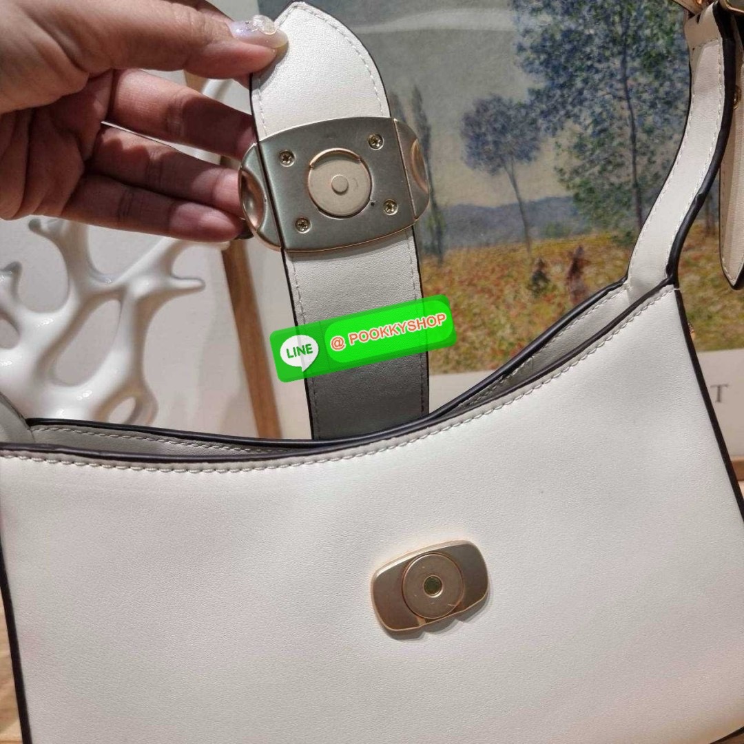 COACH CR533 ELIZA SHOULDER BAG 🔅 Details ใหม่ล่าสุด กระเป๋าสะพายไหล่ทรงโฮโบสุดหรู ดีไซน์โลโก้แบบใหม่และหรูหรายิ่งขึ้น คงความคลาสสิคและวินเทจ เปิด-ปิดด้วยสายคาดแบบกระดุมแม่เหล็ก ภายในเป็นช่องโล่ง แบ่งสัดส่วนไว้อย่างดี มีทั้งช่องใส่บัตร และช่องซิป ส