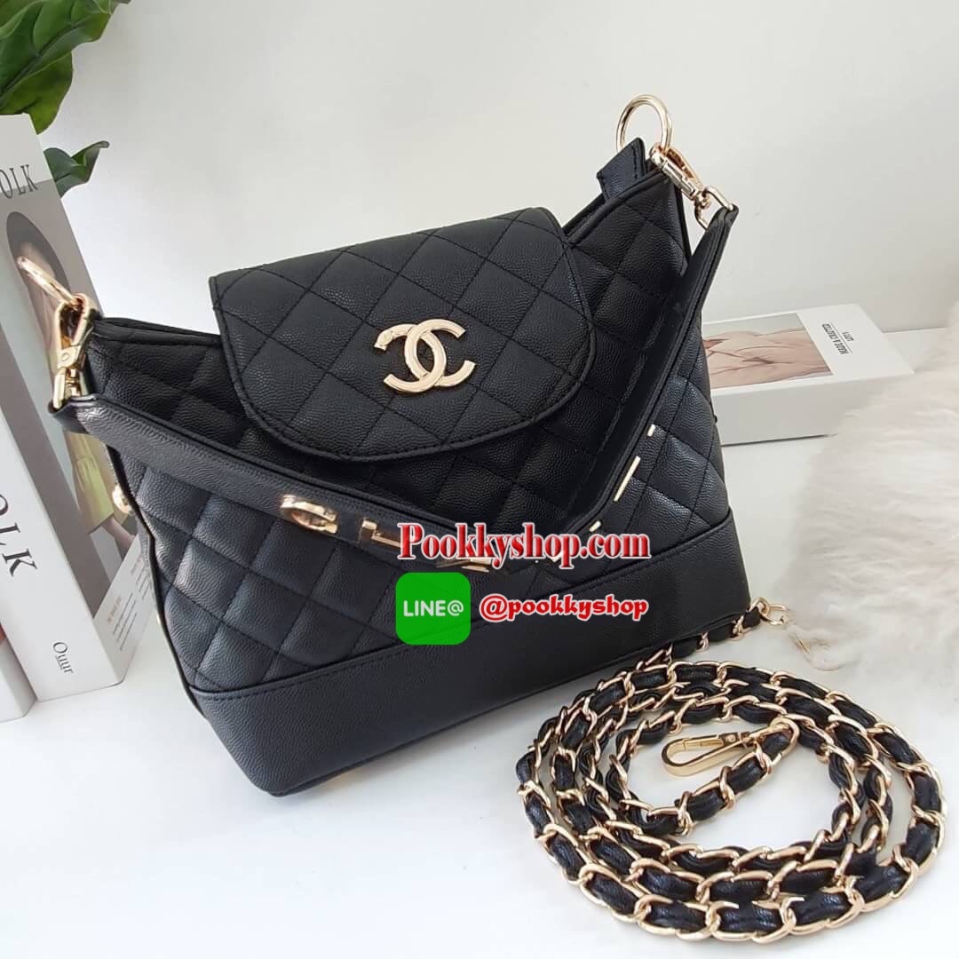 NEW ARRIVAL!! CHANEL VIP GIFT SHOULDER BAG รุ่น Limitedจากงาน VIP GIFT(GWP) ของแท้100% วัสดุหนังคาเวียร์เต็มใบ เปิดปิดด้วยซิปอะไหล่ทอง ด้านในใส่ของได้เยอะ มาพร้อมสายสะพาย2สายแบบ ทั้งสายโซ่สลับหนังและสายกนังคาเวียร์ ถนอมไหล่ ถอดออกได้ สวยหรูในราคาที่เอื้อม