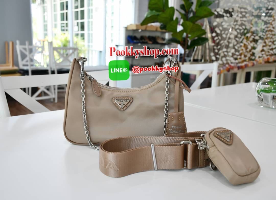 PRADA nylon mini รุ่นใหม่ มาแรง!!! ไอเท็มยอดฮิต วัสดnylon กันน้ำ มีสาย2แบบ สายยาวปรับระดับได้ฟรีไซด์และสายโซ่คล้องแขน มีป้ายแท็คหนัง อย่างดี และกระเป๋าใส่เหรียญน่ารักๆ อะไหลเงินปั้มแบรนด์แท้ทุกจุด ทรงสวย ถอดเปลี่ยนสายได้ เปิดปิดด้วยซิป ด้านในมีป้ายโลหะแบร