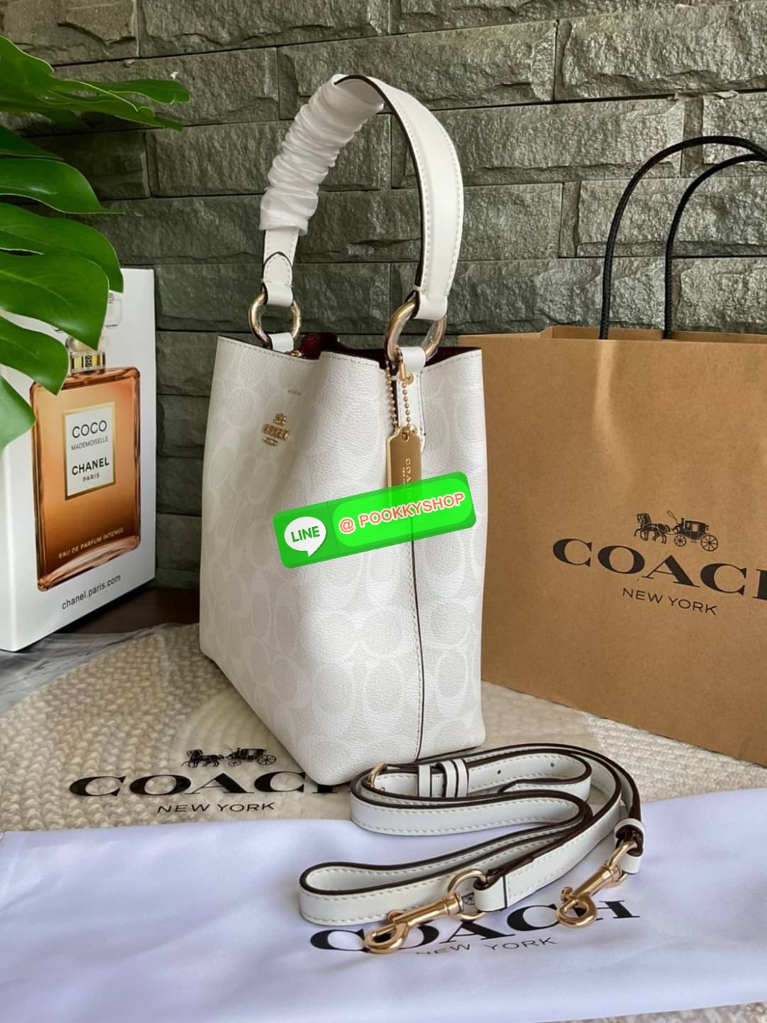 COACH SMALL TOWN BUCKET BAG IN SIGNATURE CANVAS รุ่น 2312 Collection บักเก็ตคลาสสิค รุ่นยอดนิยม กำลังมาแรงมากๆ กระเป๋าสะพายไหล่ และ Cross Body วัสดุหนังแคนวาสอย่างดี มาพร้อมสายสะพายสะพายไหล่ถอดออกไม่ได้ / สายสะพายยาว สายถอดออกได้ มี 3 ช่องใช้งาน