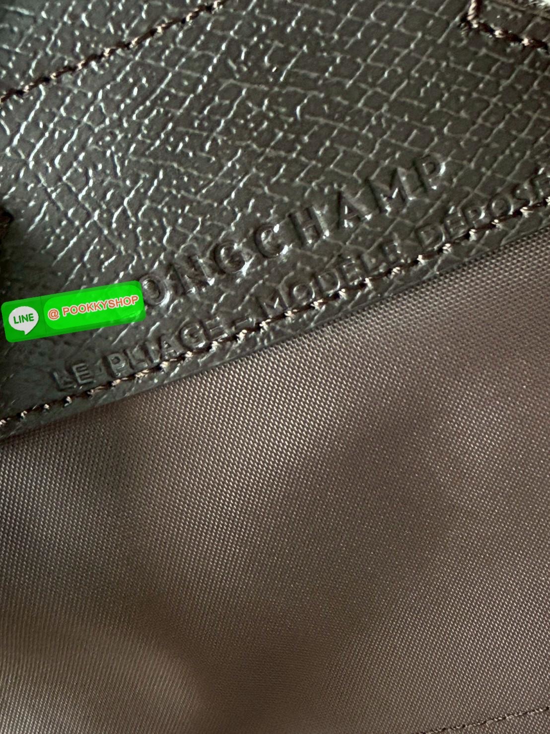 💕LONGCHAMP LE PLIAGE M BACKPACK กระเป๋าเป้น้ำหนักเบาพิเศษนี้ผลิตจากผ้าใบไนลอนรีไซเคิลที่ทนทานและพับเก็บได้ เหมาะสำหรับทุกโอกาส การออกแบบอเนกประสงค์และมีพื้นที่ภายในกว้างขวางที่สามารถเก็บแล็ปท็อปหรือโน๊ตบุ๊กได้ ในขณะที่สายสะพาย ปรับระดับได้ แมตช์ได