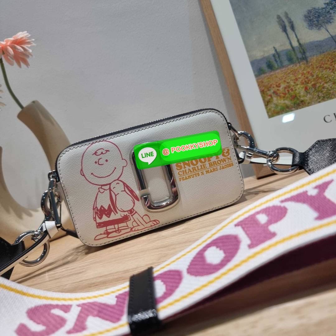 PEANUTS × MARC JACOBS THE SNAPSHOT CROSSBODY BAG คอลเลคชั่นแสนคิวท์ ที่ยกขบวนเหล่าซุปตาร์การ์ตูนมาให้แบบจัดเต็ม กับไอเท็มยอดฮิตที่โดดเด่นเป็นเอกลักษณ์ กระเป๋าสะพายข้างสุดปัง ดีไซน์ลายพรินท์แก๊งค์การ์ตูนสุดฮอต เรียกได้ว่าไม่ซ้ำใคร!! วัสดุหนังวัว สวยอยู่ทรง