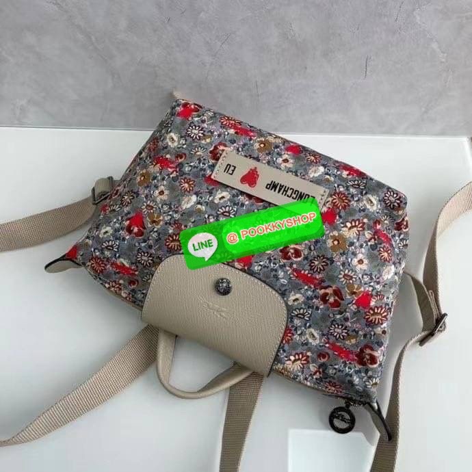 New Arrival Longchamp X Eu Backpack กระเป๋าเป้สะพายหลังลายดอกๆไม้ วัสดุผ้าฝ้าย อะไหล่สีดำ กระเป๋าเป้แบบลำลองสำหรับสตรีซึ่งนำรูปทรงอันเป็นเอกลักษณ์ของ Le Pliage มาปรับใช้กับทุกสถานการณ์ อุปกรณ์เสริมที่ใช้งานได้จริงนี้มีสายรัดปรับระดับได้และที่จับช่วยให้ สะ