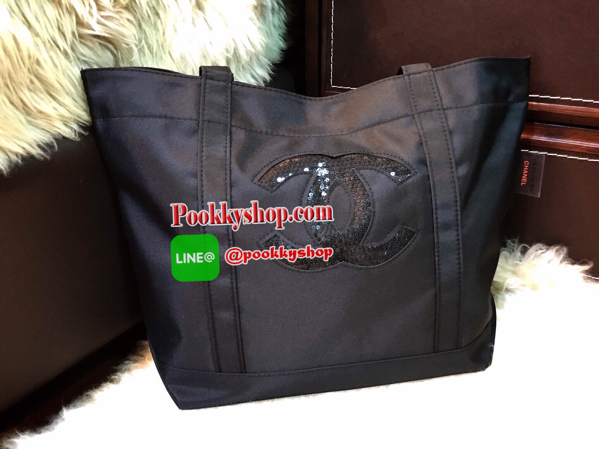 Must Have! Chanel Satin Shopping Bag กระเป๋าสะพายทรง ShoppingBag พรีเมี่ยมกิ้ฟ Limited Edition ของแท้นำเข้าจาก Chanel Perfume Counter ใบใหญ่วัสดุ SATIN ประดับคริสตัลสีดำโลโก้ CC สุดคลาสสิค ซับใน Polyester 100% เปิดปิดด้วยกระดุมแม่เหล็ก น้ำหนักเบา จุสุดๆ ส