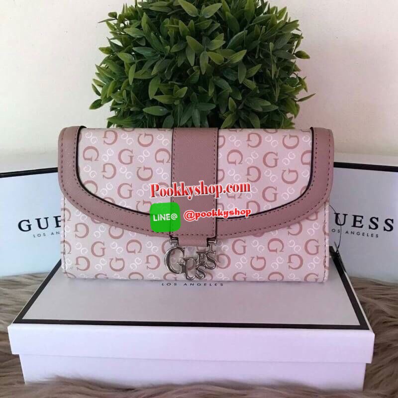 Guess leather wallet กระเป๋าสตางค์ใบกลาง ด้านหน้าแต่งโลโก้แบรนด์โลหะสวยหรูลายซิกเนเจอร์ของแบรนด์ ภายในมีช่องใส่ธนบัตร บัตรต่างๆ ช่องใส่รูป มีช่องยาว 3 ช่อง ใส่ธนบัตร ด้านหลังมีช่องซิปใส่เหรียญ ปิดเปิดใช้งานสะดวก ถือถนัดมือ ขนาดกำลังพอเหมาะ ดีไซร์หรูสวยงาม