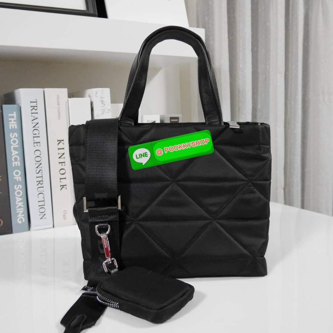 🌟 NEW ARRIVIAL มาใหม่กับกระเป๋าถือ ทรงยอดฮิต จากงานพรีเมี่ยมกิ้ฟจากแบรนด์ PRADA อะไหล่เงินทั้งใบ ตัวกระเป๋าอยู่ทรงสวย ลายตาราง วัสดุทำจากผ้าNylon เปิดปิดด้วยซิป ด้านใน มีช่องซิปช่องแยกและช่องใหญ่ แบ่งเก็บของได้เป็นสัดส่วน ขนาดกพลังดี ใส่ของได้หลาก