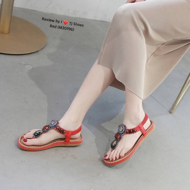 พร้อมส่งรุ่นนี้เกร๋มากบอกเลย รองเท้ารัดส้นนำเข้า ใส่นิ่มสบายมาก พื้นรองเท้าเกาะพื้น ช่วยกันลื่นได้ดี จับแมทกับชุดง่าย ใส่แล้วดูเกร๋ดูน่ารักมากๆ แถมใส่ได้ตลอด ไม่มีเอ้าท์ ของจริงงานดี สวยตรงปกแน่นอน เพราะทางร้านถ่ายรูปจากสินค้าจริง สวยเป๊ะมาก ควรมีไว้เป็นค