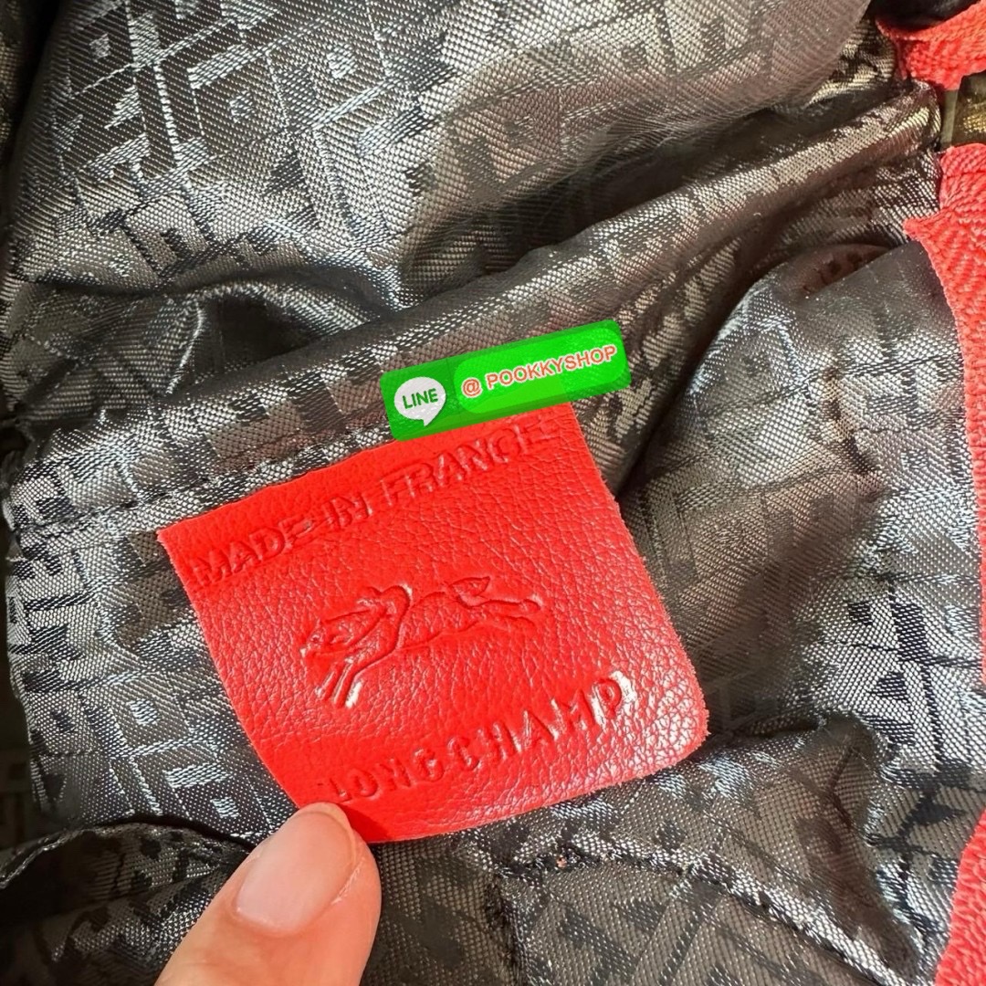 LONGCHAMP Le Pliage Xtra L Leather Handbag 🔖กระเป๋าสะพายคอสบอดี้ รุ่นใหม่โด่ดเด่นลูกเล่นของลูกปัดห้อยสีสันสดใส ทำให้กระเป๋าดูมีลูกเล่นมากขึ้น 🔖วัสดุ : หนังวัวทั้งใบนิ่มน่าสัมผัส 🔖เปิด-ปิดแบบกระดุมแป็ก มีซิปปิดปากกระเป๋าอีกชั้น ป้อง