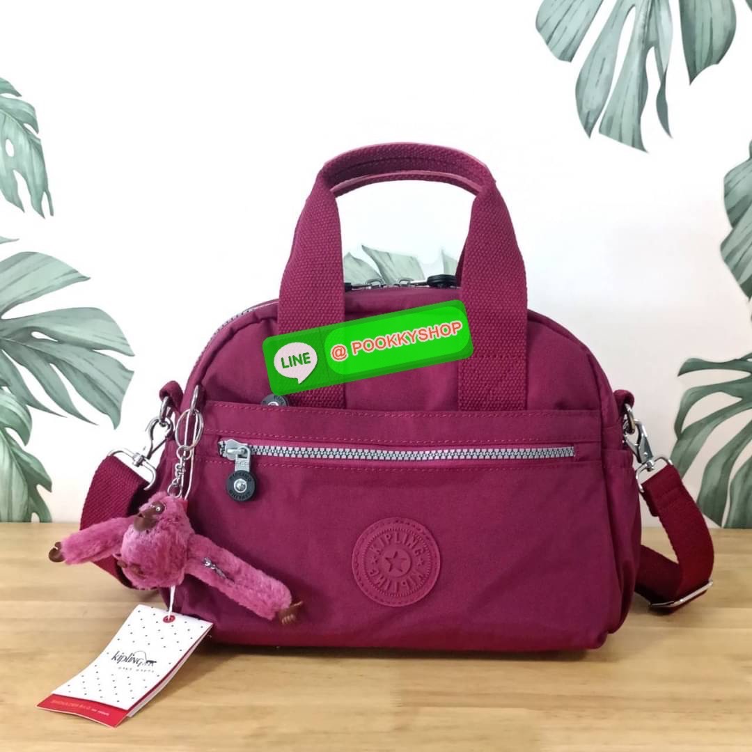 Kipling Dome K1006 Handbag กระเป๋าถือหรือสะพาย วัสดุ Polyester 100% รุ่นใหม่ มีให้เลือกทั้งแบบเรียบ และ ลายน่ารัก มีช่องแยกด้านหน้า 2 ช่อง ช่องหลักโล่งกว้าง พร้อมช่อง pocket แยก 2 ช่อง ใช้งานได้ครบครัน สามารถสตางค์ใบยาวได้ ขนาดกำลังดี จะใช้ทำงาน ไปเรียน ห