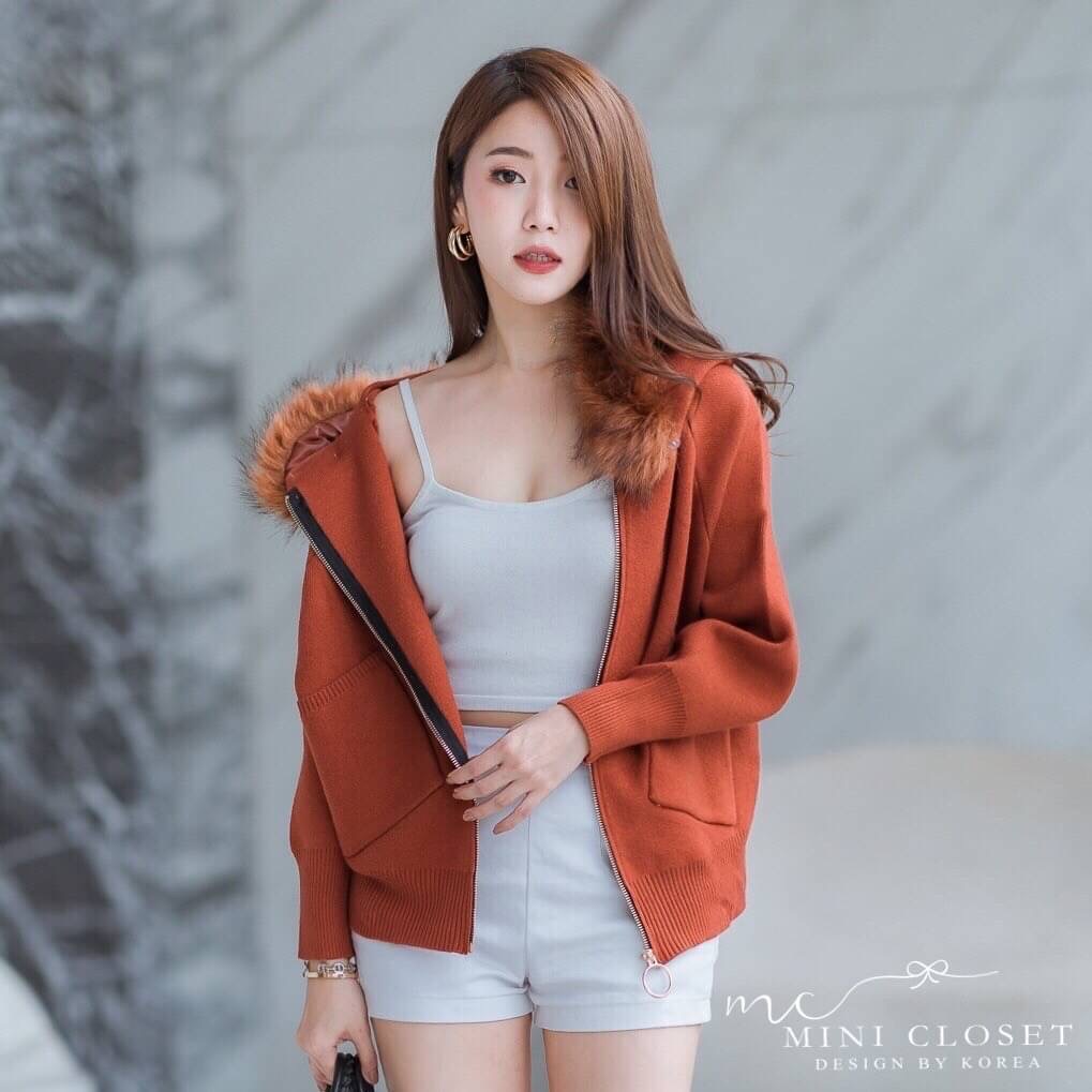 งานขายดี บอกเลยใส่ได้ตลอด สินค้าถ่ายจากงานจริง คุณภาพดีเฟอร์แน่นๆนุ่มๆมีฮู้ด ขนเฟอร์ถอดออกได้ มีซิปหน้า เป๋าข้าง บอกเลยห้ามพลาดค่ะ