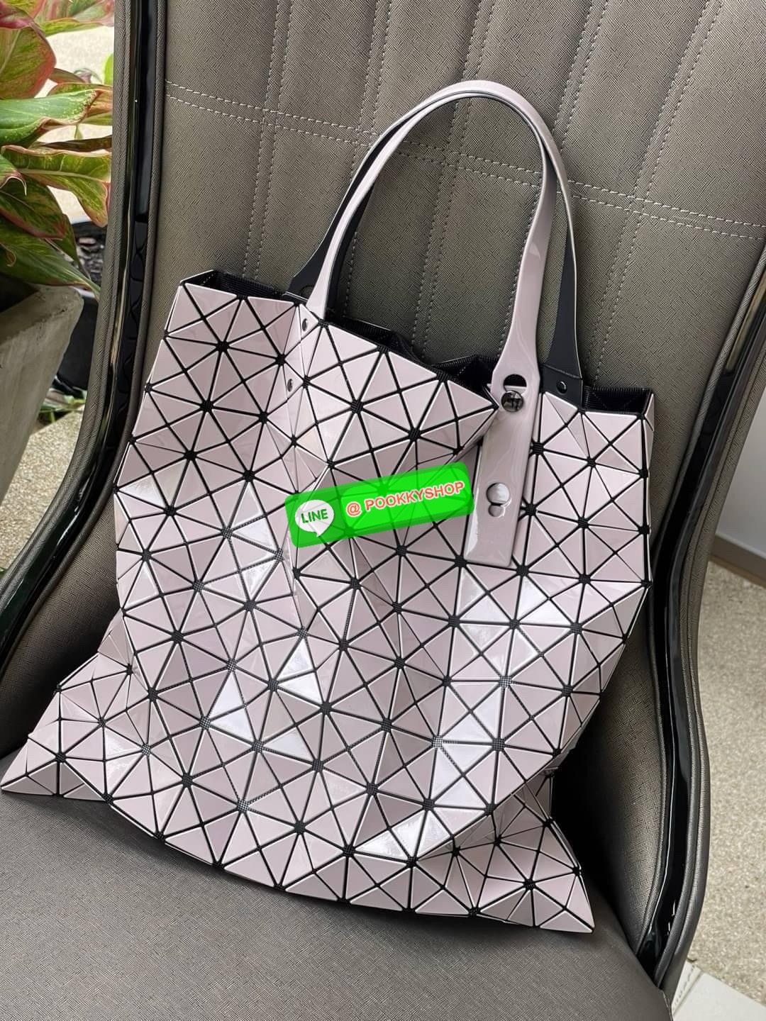 Baobao Issey Miyake Prism Frost ToTe Bag ซีรีส์ที่มีความแวววาวนุ่มนวลและมีลวดลายคล้ายเกรนของผ้าเพื่อสร้างลุคที่มีเท็กซ์เจอร์ กระเป๋าโท้ตที่มีให้เลือกอย่างหลากสี มีกระเป๋าซิปด้านในที่สามารถเก็บของมีค่าได้อย่างปลอดภัย เช่น บัตรโดยสารประจำและกุญแจ กระเป๋าโท้