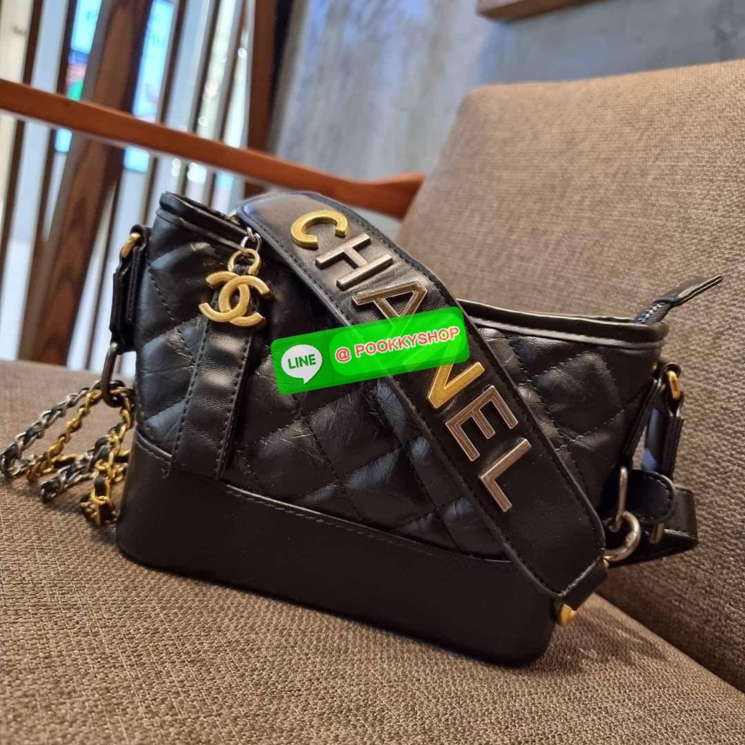 RESTOCK!! LIMITED SHOULDER BAG พรีเมี่ยมกิ๊ฟ Chanel ไซส์คลาสสิค กระเป๋าสะพายข้าง/ไหล่ หนังสังเคราะห์ นิ่ม หรู มาพร้อมพวงกุญแจสัญลักษณ์แบรนด์ พิเศษ!! สายคล้อง jumbo font เพิ่มดีเทลความแพง อะไหล่พร้อมโซ่สะพายสีทองสลับสีเงินรมดำ สามารถสะพาย crossbody หรือสะพ