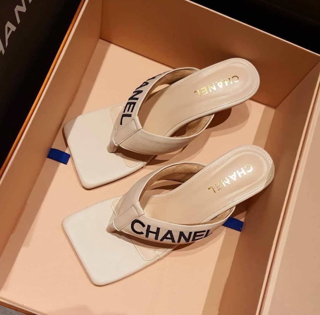 แบบใหม่ มาแล้วคะ พร้อมส่งคะ >> รองเท้าส้นสูง style maxi ส้นเข็ม สูง 2.5" ทรงสวมหนีบ หน้าตัด สายหนีบปักลาย CHANEL หนีบหองน้ำนิ่มมากๆ เหลี่ยมพื้นปั๊มแบรนด์ ใส่สบายมากๆคะ ใส่ชิวๆ น่ารักคะ