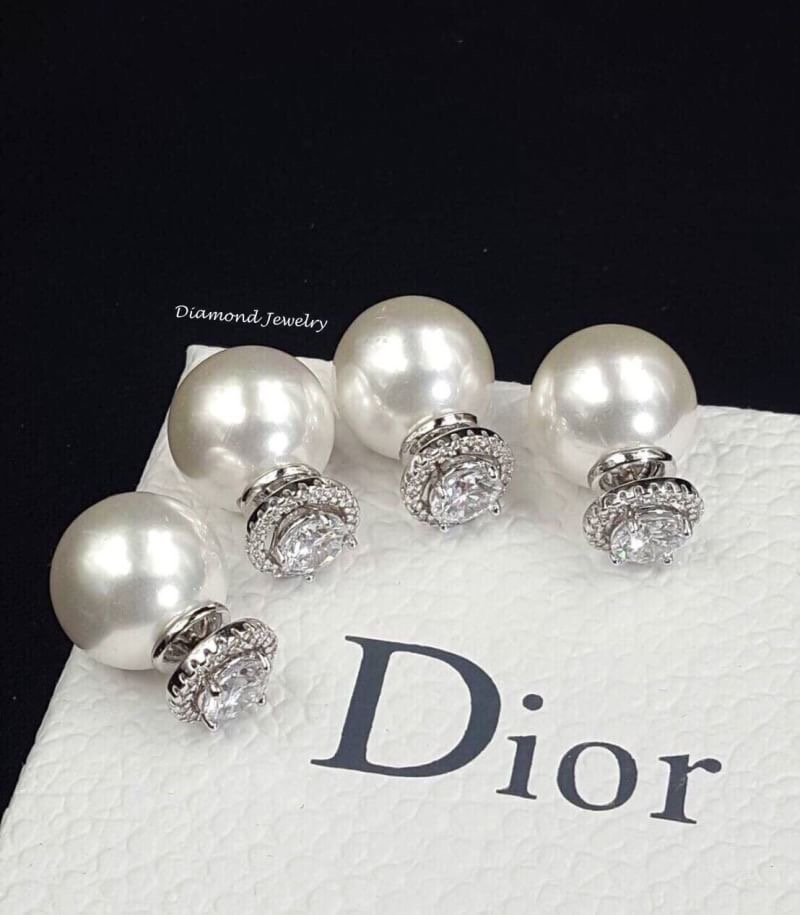 Best Seller!!!!! Christian Dior Earring Style ต่างหูมุกงานจิว งานอย่างดีค่ะ รับรองสวยมากงานคุณภาพสุดๆ เรียบหรูดูดีมากๆ มุกสวย เป็นมุกสีขาวทำจากเปลือกหอยนะคะ รับประกันความสวย รับประกันความพอใจเลยค่ะ ตัวเสียบแน่นไม่หลุดง่ายค่ะ