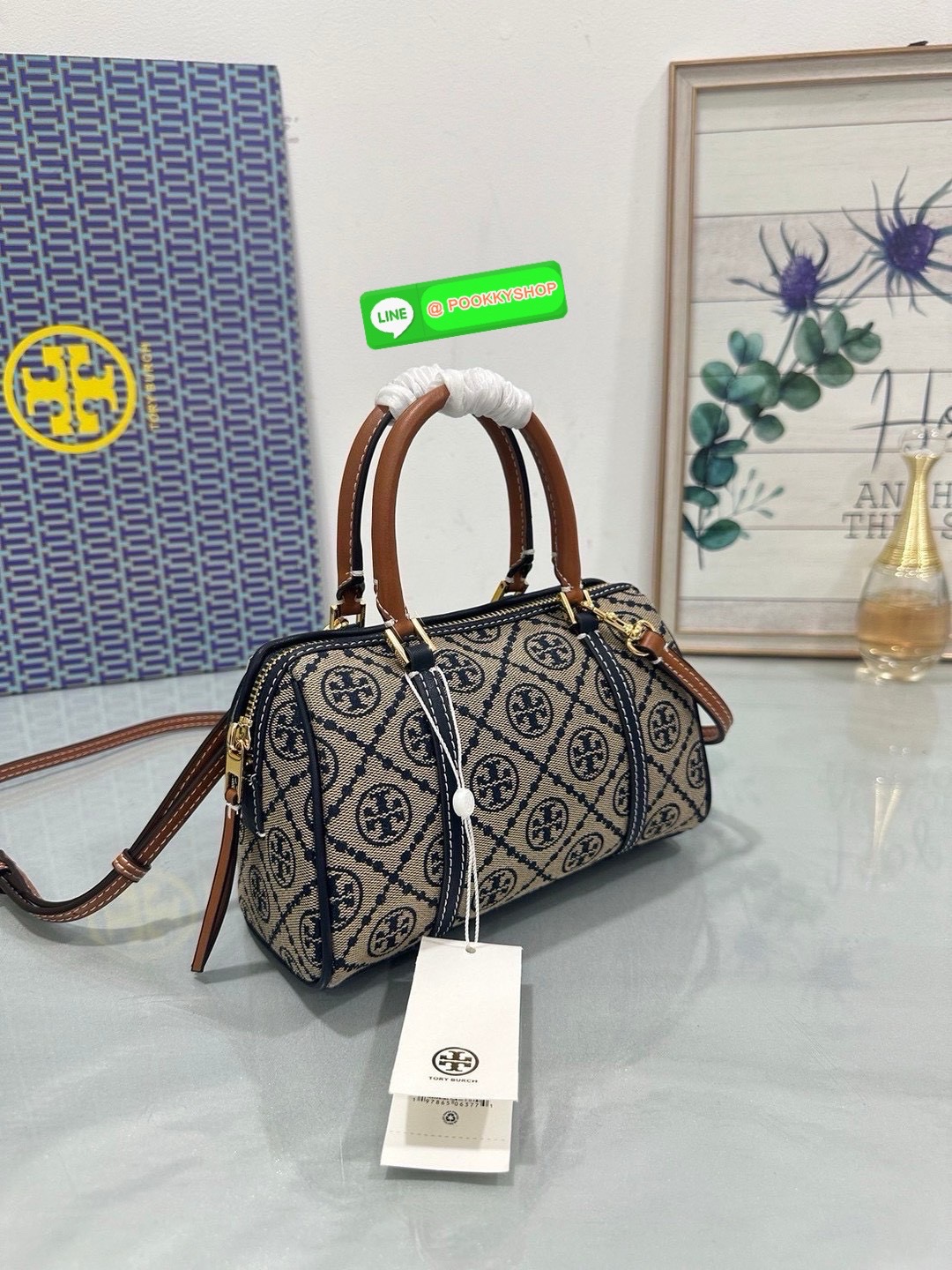 💙ToryBurchMiniBostonBag 🖤💫 • รุ่น: Mini Boston Bag จากแบรนด์ Tory Burch — ลักษณะทรง Boston น้ำหนักเบา มีหูจับด้านบน + สายสะพายแบบปรับได้ในบางรุ่น ใช้หนังหรือผสมวัสดุต่างๆ ตามรุ่นย่อย.