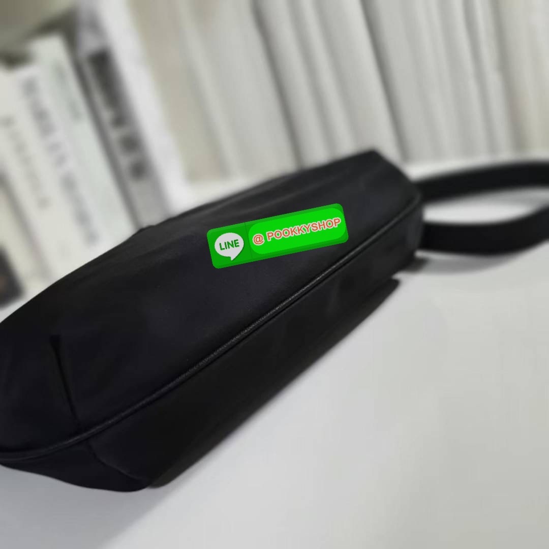 Best Seller! จากงานพรีเมี่ยมกิ้ฟ จากเคาเตอร์ต่างประเทศ จากแบรนด์ PRADA ค่า เป็น กระเป๋าผ้าไนล่อน ตามแบบฉบับของแบรนด์ เลิศมาก สะพายเป็น shoulder bag หรือ Crossbody ก็ได้คะ ขนาดกำลังดีคะ ตัวกระเป๋าเบามาก เปิดปิดด้วยซิปรูดด้านมีช่องซิปแยกใส่ของ สามารถใส่มือถ