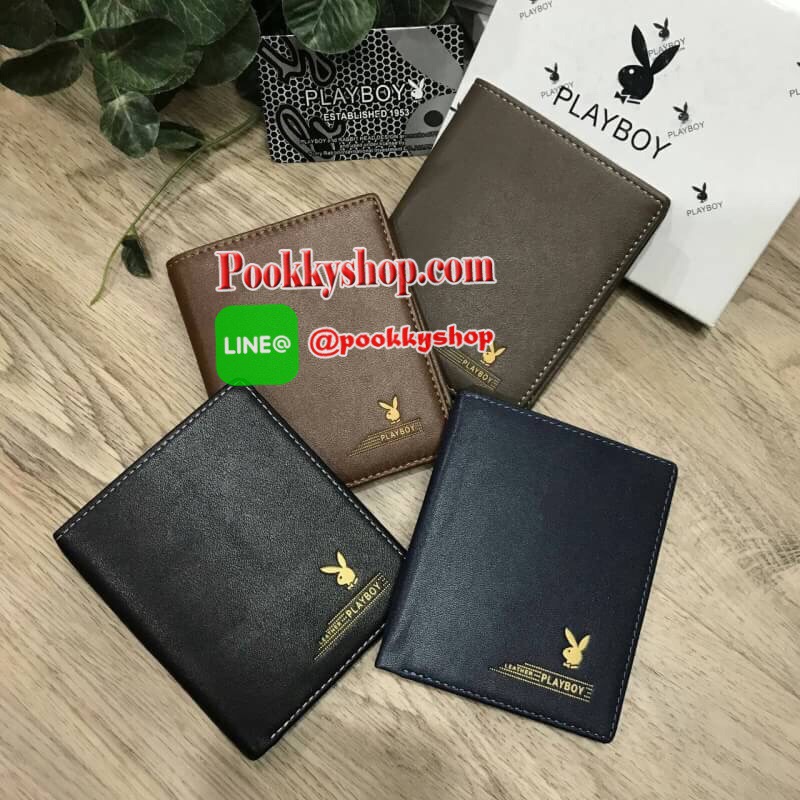 พร้อมส่ง4สี Must Have! PLAYBOY SHORT WALLET กระเป๋าสตางค์สั้นพับ2ตอน Limited Edition จาก Playboy วัสดุหนังแกะสังเคราะห์แบบนิ่ม ด้านหน้าและด้านในปั้มโลโก้แบรนด์ ขนาดกำลังดีไม่หนาพกพาสะดวกค่ะ ภายในมีทั้งช่องใส่รูป ใส่บัตร ช่องใส่ธนบัตร ซับในลาย Playboy ล๊อต