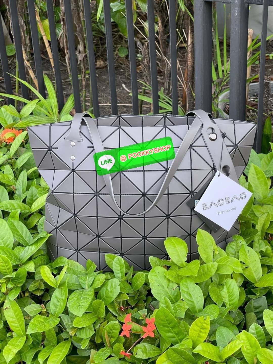 Bao Bao Issey Miyake ROCK MATTE ซีรีส์นี้จะเป็นทรงสี่เหลี่ยมผืนผ้า มีซิปปิดด้านบน ถือเป็นรุ่นที่เหมาะกับการใช้งานในชีวิตประจำวัน สามารถพับมุมและบริเวณด้านล่างของกระเป๋าเพื่อเพิ่มความสะดวกสบายในการใช้งาน ทั้งยังช่วยให้วางกระเป๋าในแนวตั้งได้อีกด้วย แผ่นต่อส