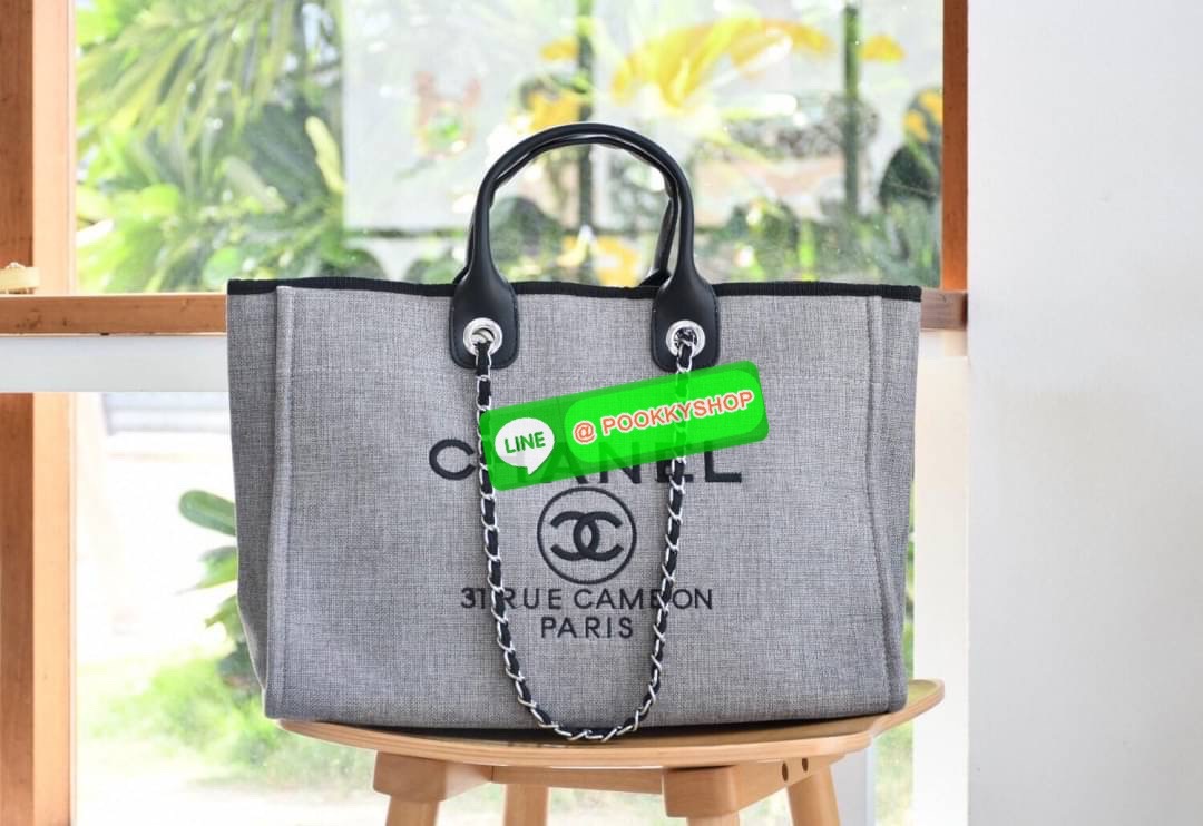 premium gift Chanel Tote canvas จากแบรนด์ Chanel กระเป๋าสะพาย Chanel Tote canvas โลโก้ปักกระเป๋าทรง Tote ผ้า canvas เนื้อหนาอย่างดีมีซับใน ด้านหน้าปักโลโก้ไข่มุกแบรนด์หรู หูจับมี 2 แบบคือ แบบสายหนัง และ โซ่ สามารถสะพายไหล่ได้คะ ใบใหญุจุของคุ้ม แต่น้ำหนักเ