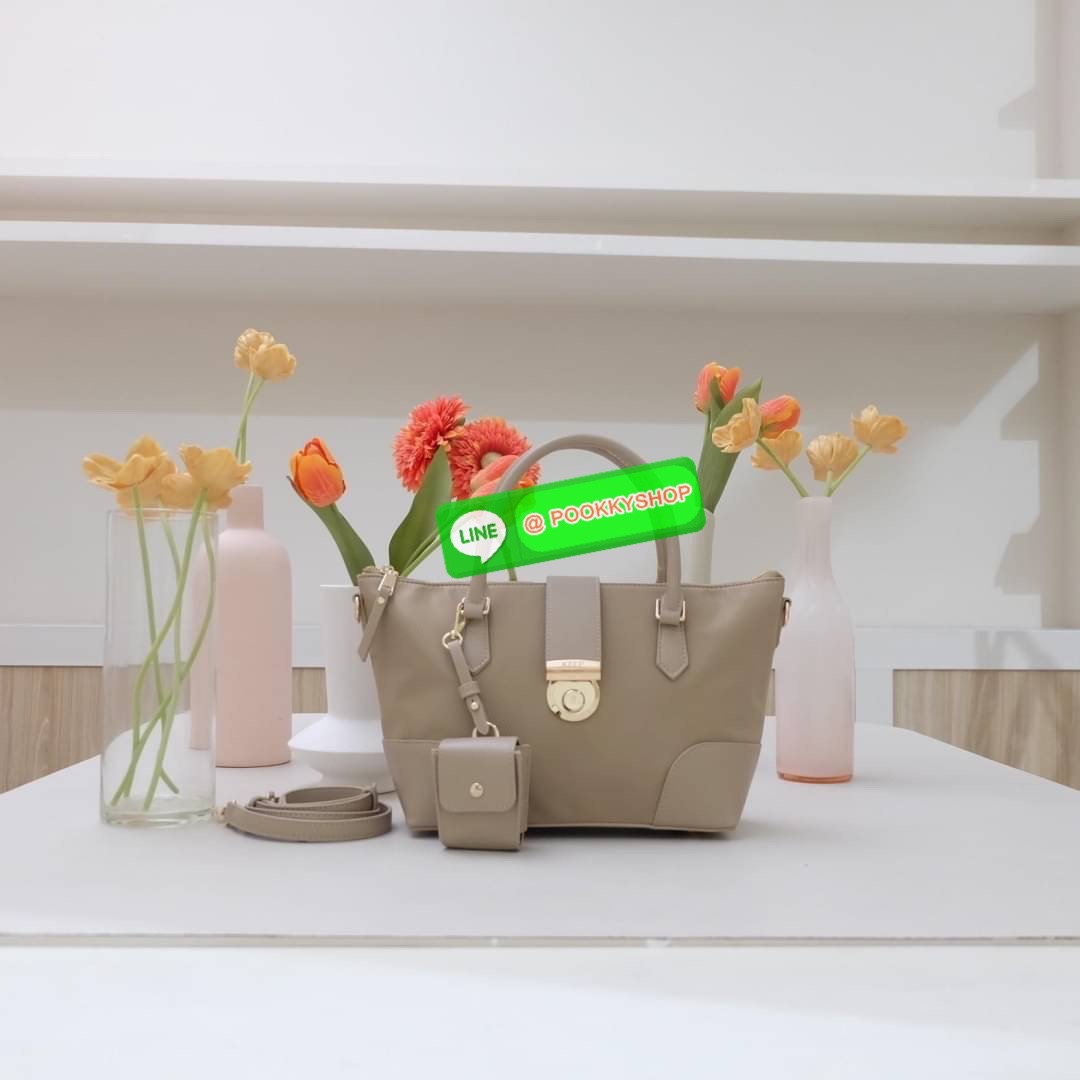 คอลเลคชั่นใหม่ รุ่นขายดี KEEP ‘ Phony bag ‘ อีกรุ่นที่ ถูกถามเข้ามาเยอะที่สุด เป็นกระเป๋า size กลางๆที่ ดีไซน์ให้ออกมาเรียบ หรู หยิบมาใช้งานได้ในทุกๆ วัน