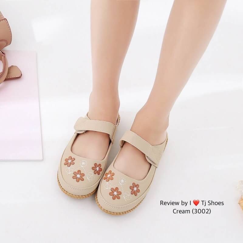 ว๊ายยยตายแล้ววว เกร๋แรงอะไรเบอนรี้ พร้อมส่ง รองเท้าสุขภาพ ที่เห็นแล้ว Love เลย หนังนิ้มนิ่ม ด้านหน้าประดับอะไหล่น่ารักๆ ใส่ได้เรื่อยๆ ใส่ง่ายถอดง่าย ใส่นิ่มเดินสบาย พื้นยางอย่างดี ทรงสวย ดีงามฝุดๆ รุ่นแนะนำ ห้ามพลาดน๊า ช้าหมดอดเกร๋น่ะคร๊ะ สั่งด่วนๆเลยคร๊ะ