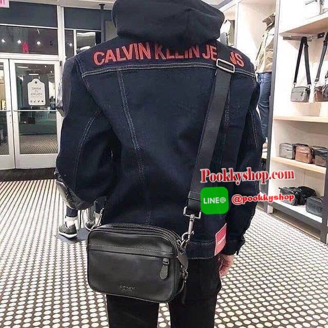 NEW IN !! COACH GRAHAM CROSSBODY IN SIGNATURE LEATHER (COACH F50713) **รุ่นตามหากันเยอะมากๆ** กระเป๋าสะพายข้าง ใช้ได้ทั้งผู้ชายและผู้หญิง โดดเด่นด้วยลาย Signature แบบลาย C นูน สายสะพายถอดได้ สามารถถือเป็นครัชได้ สามารถปรับสายสั้นเป็น คาดอกได้ ขนาดกำลังดี