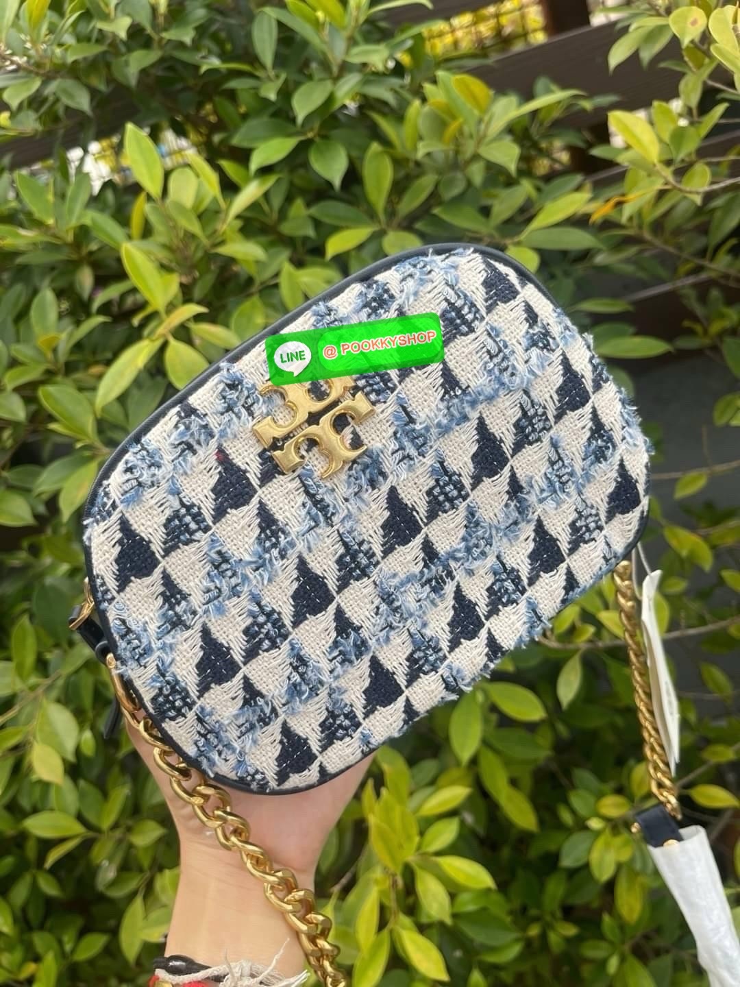 Tory burch kira chevron tweed small camera bag สาว ๆ ลุคคุณหนูไม่ควรพลาด Collection นี้เลยนะคะ เพราะ Kira Chevron เป็นรุ่นที่ตอบโจทย์และครองใจสาว ๆ ได้อย่างแท้จริง ลวดลายบนกระเป๋าแบบกราฟฟิคมีเท็กเจอร์ ทำให้กระเป๋าดูมีราคามากยิ่งขึ้น มาพร้อมกับโลโก้ Double