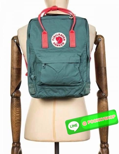 Fjallraven Kanken backpack รุ่น Classic แบรนด์ดังจากสวีเดนที่นิยมกันมากในหมู่วัยรุ่น กระเป๋าเป้ที่มีน้ำหนักเบา แต่มีความทนทาน และช่องว่างต่างๆมากขึ้น มีซิปหน้าสำหรับใส่ของกระจุกกระจิก และหูหิ้วทั้งด้านหน้าและด้านหลัง สำหรับการหิ้วถือได้สะดวก จุดเด่นที่ทำใ