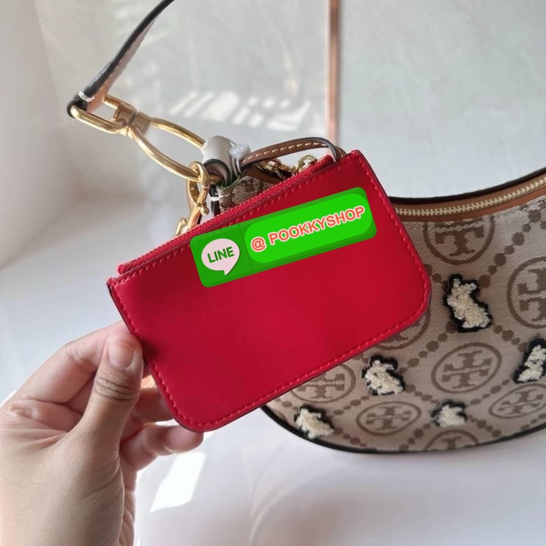 TORY BURCH Mini T Monogram embroidered Rabbit crescent Bag 🐇 คอลเลคชั่นกระต่ายสุดร้อนแรงแห่งปี คอลเลคชั่นทีบ่งบอกสไตล์ที่ทันสมัยทรงครึ่งวงปักลายกระต่ายบนกระเป๋าสุดน่ารัก โด่ดเด่น วัสดุผ้าแจคการ์ดตัดหนังแท้ เปิดปิดด้วยซิป มาพร้อมกระเป๋าใส่เหรียญใบเ