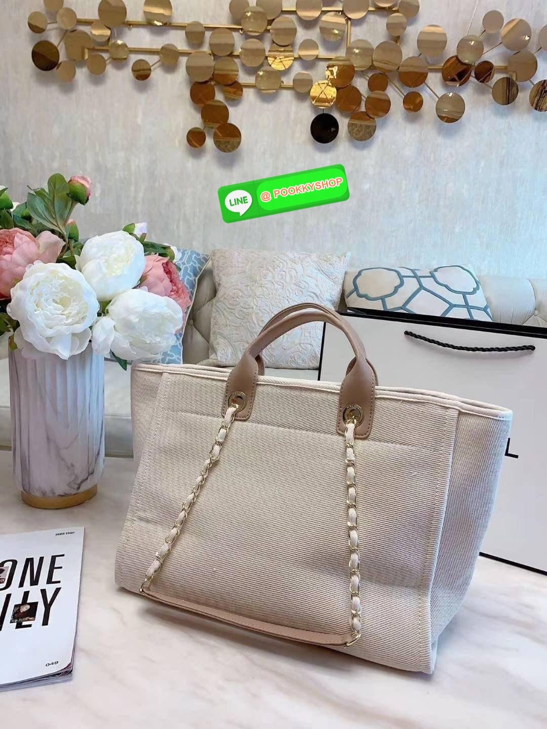 premium gift Chanel Tote canvas จากแบรนด์ Chanel กระเป๋าสะพาย Chanel Tote canvas โลโก้ปักกระเป๋าทรง Tote ผ้า canvas เนื้อหนาอย่างดีมีซับใน ด้านหน้าปักโลโก้ไข่มุกแบรนด์หรู หูจับมี 2 แบบคือ แบบสายหนัง และ โซ่ สามารถสะพายไหล่ได้คะ ใบใหญุจุของคุ้ม แต่น้ำหนักเ