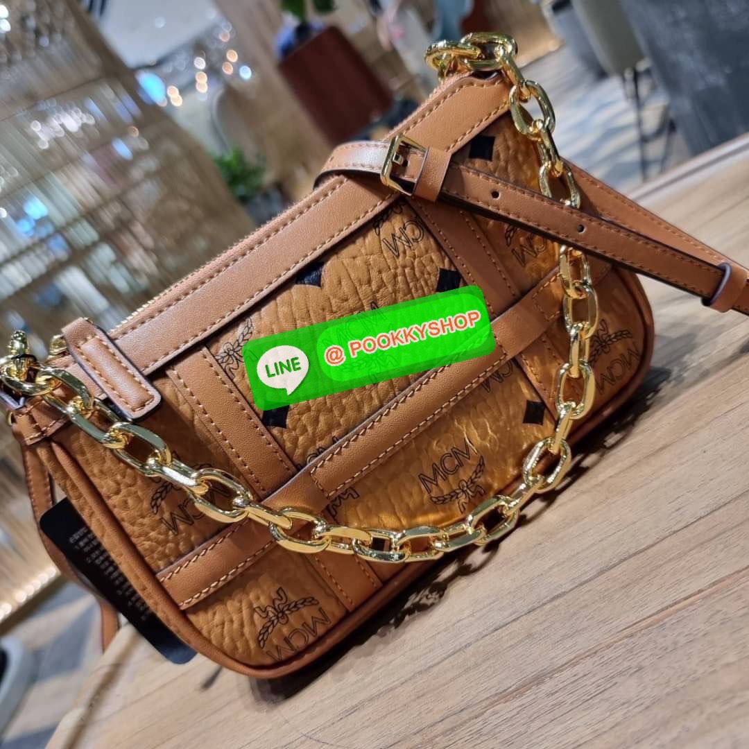MCM MINI DELMY SHOULDER BAG จัดหนักจัดเต็ม!! ที่สุดของรุ่นที่ฮอตหนักมาก คอลเลคชั่นที่ยอดขายดีตั้งแต่วันแรกที่ลง shop ด้วยรูปทรงที่กะทัดรัด ตอบโจทย์ได้ทุกลุค ทุกไลฟ์สไตล์ ใช้งานได้ง่ายคล่องตัว กระเป๋าสะพายทรงพอช ที่มาพร้อมสายโซ่คล้องด้านหน้า และสายหนังครอส