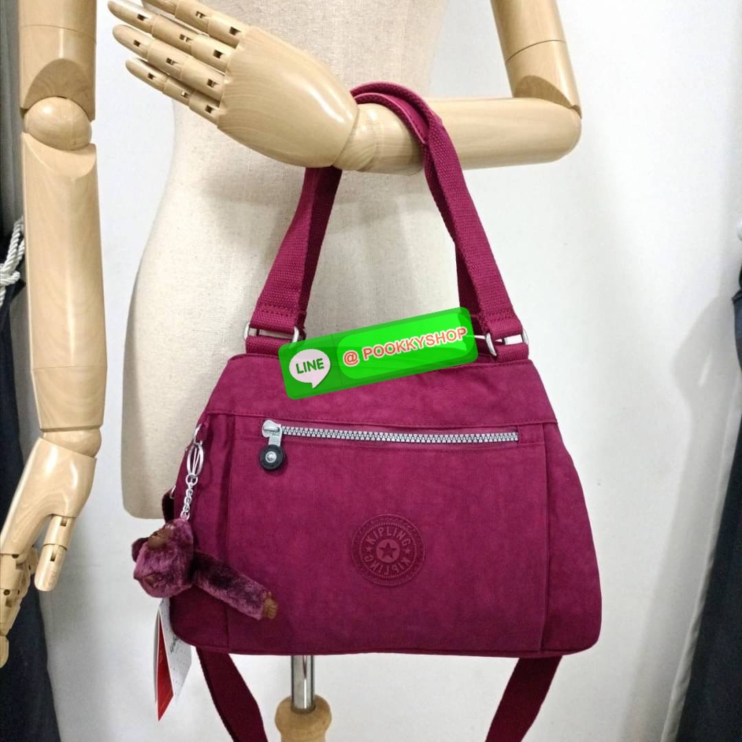 KIPLING ELISE HANDBAG กระเป๋าถือและสะพายไหล่ วัสดุ Nylon +Polyester ขนาดกำลังพอดี จุของได้มาก มีหูจับสองสาย ถือสะดวก น้ำหนักเบา มีช่องซิป ด้านหน้า ช่อง กระเป๋าหลักเปิด-ปิดด้วยซิป มี3 ช่องว่างใส่ของได้จุมากๆ ใส่มือถือได้ กระเป๋าสตางค์ใบยาว และ เครื่องสำอาง