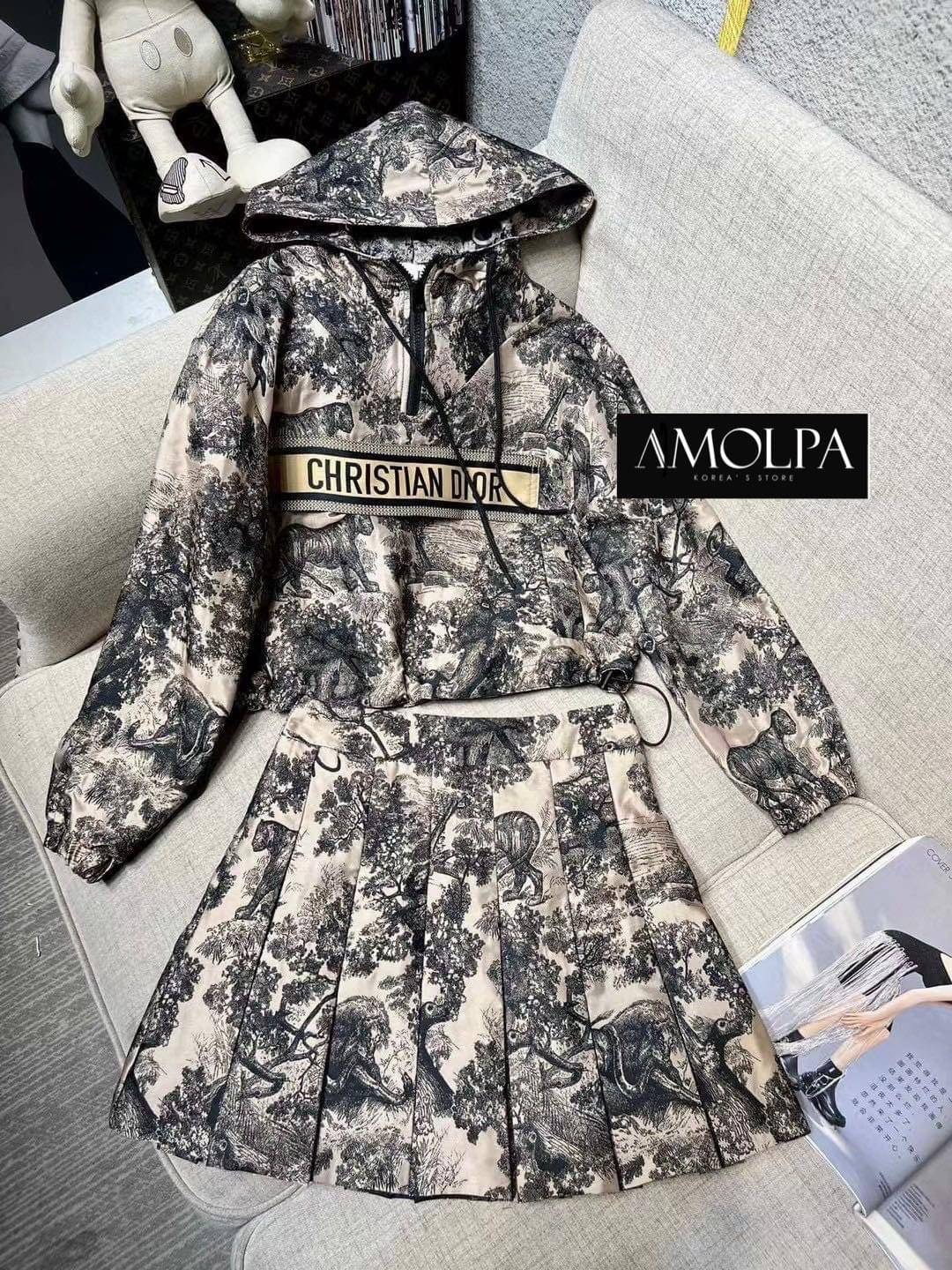 SET HOOD DIOR Classic Original 2023SS ตัวเสื้อเป็นเสื้อคลุมมีฮู๊ดดด มาพร้อมกระโปรงจีบรอบทรงสวย สวยเด่น ผ้าใส่สบายมากกกก เนื้อผ้าดีมากๆค่ะค๊าลูกค้า ใส่แล้วไม่ร้อนระบายความร้อนได้เป็นอย่างดีเลย ผ้าเย็นๆ ใส่สบายสุดๆ แมทซ์กับอะไรก็สวย เข้ากันได้ดี ป้าย Tag DI