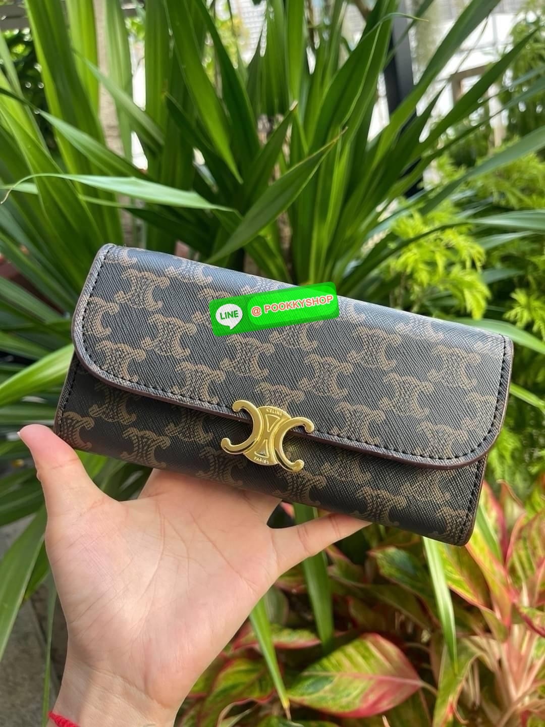 CELINE INSPIRED 2IN1 LONG WALLET ใครมีของที่ต้องจัดเก็บในปริมาณมาก จะต้องถูกใจกระเป๋าสตางค์ผู้หญิงใบนี้แน่นอน เนื่องจากมีช่องแยกย่อยสำหรับใส่ธนบัตร เหรียญ และบัตร รวมแล้วกว่า 10 ช่อง ให้คุณจัดเก็บของต่าง ๆ ได้เป็นสัดส่วน นอกจากนี้ ยังมีช่องใส่ของเบ็ดเตล็ด