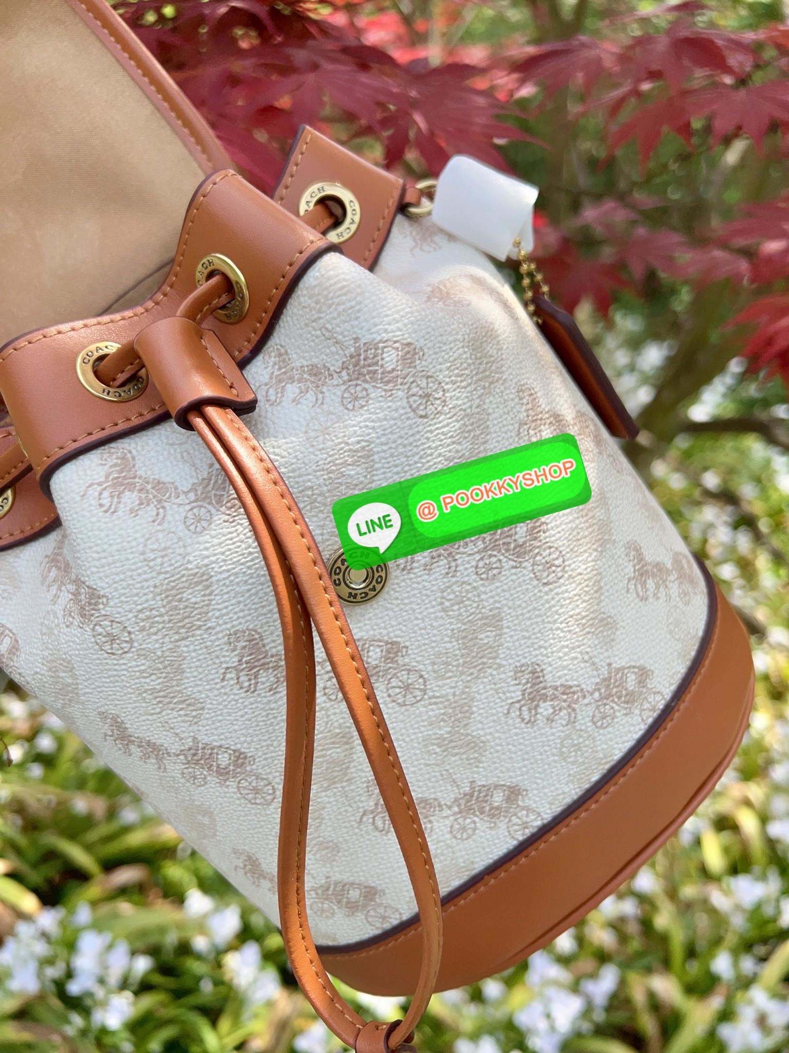 NEW ARRIVAL! **สินค้าเข้าใหม่** COACH HARPER BACKPACK WITH HORSE AND CARRIAGE PRINT ((CAM31)) 🔖พร้อมส่งใหม่ล่าสุด! กระเป๋าสะพายมีหูหจับด้านบน ที่สามารถพกพาไปไหนมาไหนได้ตลอดเวลา หนังแท้อย่างดีนิ่มสวย((หนังไม่แข็งทื่อนะคะ))ตัวกระเป๋าปริ้นท์ลายรถม้าอ