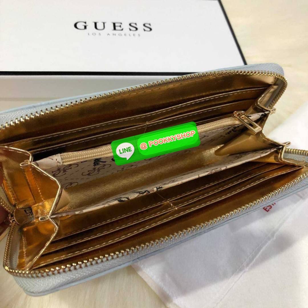 GUESS WOMEN'S LONG WALLET กระเป๋าสตางค์ใบยาว สวยมากค่ะ เปิดปิดด้วยซิป ด้านหน้าประดับโลโก้แบรนด์ ด้านหลังมีช่องซิป หัวซิปแบรนด์ทุกจุด ภายในมีช่องใส่ธนบัตรแบงก์พัน ช่องซิปกลางและช่องใส่บัตรหลายช่องสวยน่าใช้ทุกสีค่ะ มาพร้อมกล่องกระดาษแบรนด์และถุงผ้ามอบเ